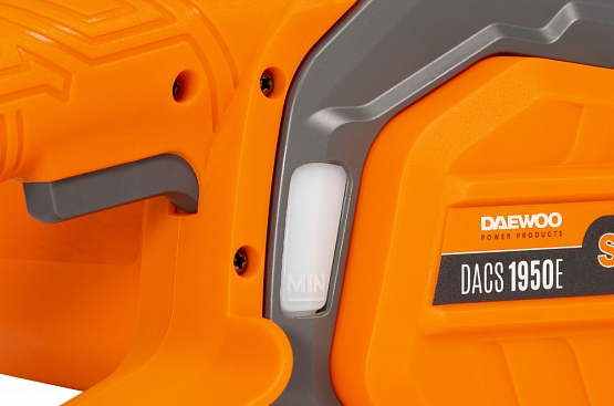 Обеспечивает принудительную подачу масла к цепи для снижения трения и увеличения ресурса электропилы.