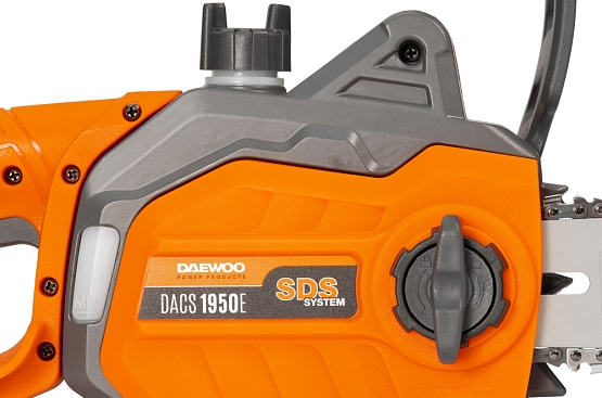 Безинструментальная установка и натяжение цепи на электропиле значительно упрощают подготовку инструмента к работе и техническое обслуживание. Быстрое и простое регулирование позволяет сэкономить время и силы, повысить безопасность и продлить срок службы пилы. Эта особенность особенно полезна при длительных работах, требующих периодической подтяжки цепи.