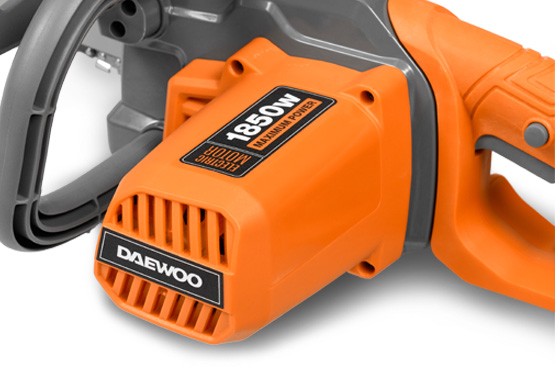 Двигатель специально разработан для цепных пил, обладает высокой мощностью 1850 Вт и низким уровнем шума. Обеспечивает эффективную работу пилы с различным типом древесины.