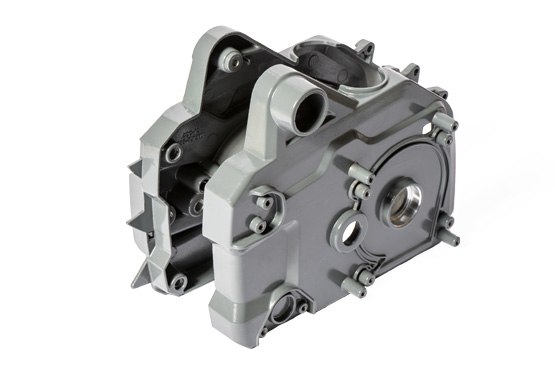 Прочный корпус из металлического сплава обеспечивает надежность и долговечность эксплуатации всех приводных механизмов и рабочих узлов цепной пилы.